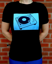 Load image into Gallery viewer, TURNTABLE :: GRAMOFON :: T-Shirt :: REVERSE PRINT DESIGN :: HTV Basic