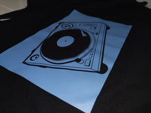 Load image into Gallery viewer, TURNTABLE :: GRAMOFON :: T-Shirt :: REVERSE PRINT DESIGN :: HTV Basic